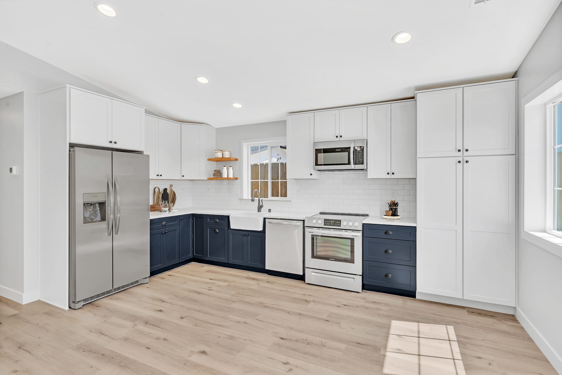 SnapADU Standard Kitchen Dark Blue Admiral Lowers White Uppers SnapADU Standard Kitchen Dark Blue Admiral Lowers White Uppers